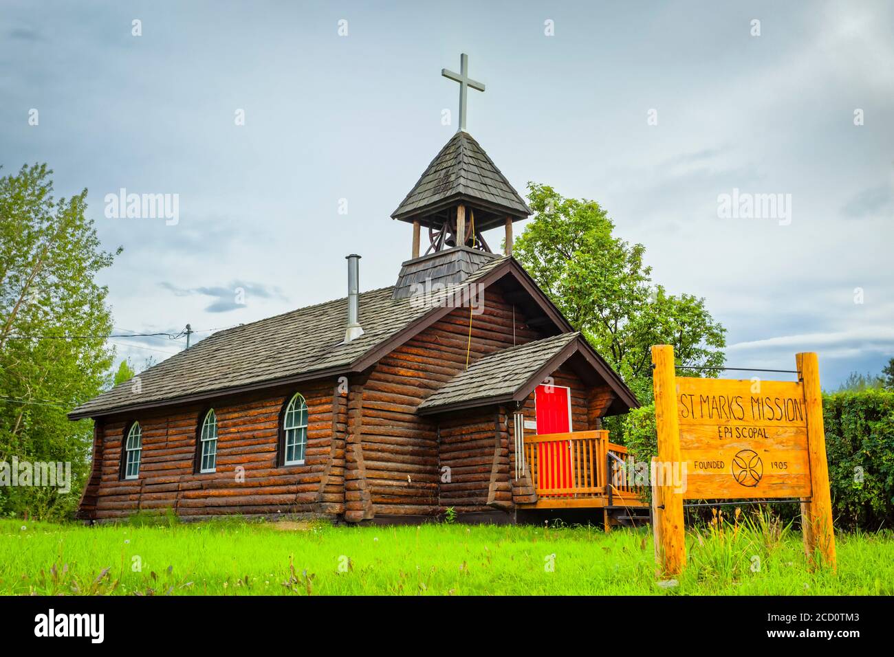 Edificio histórico de troncos de la Iglesia Episcopal de San Marcos, en el interior de Alaska en verano; Nenana, Alaska, Estados Unidos de América Foto de stock