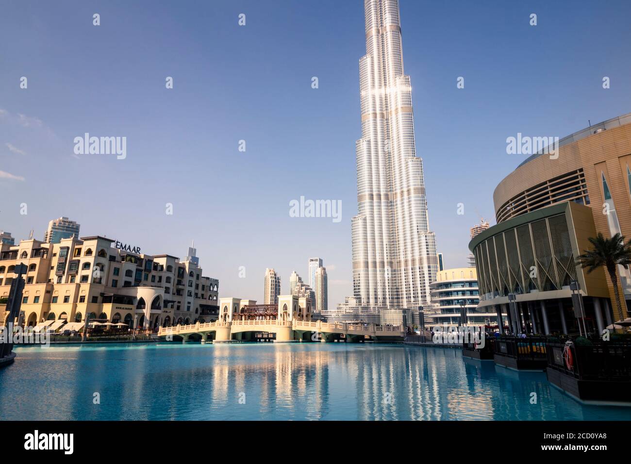 El Burj Khalifa y edificios surrourding Foto de stock