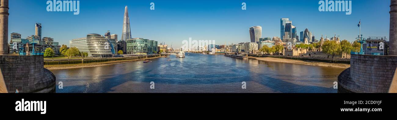 Vista de Londres y el río Támesis desde el Tower Bridge; Londres, Inglaterra, Reino Unido Foto de stock