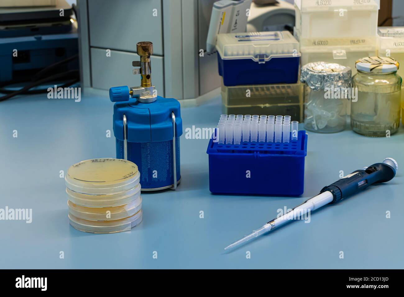 Generación de bacterias genéticamente modificadas Foto de stock