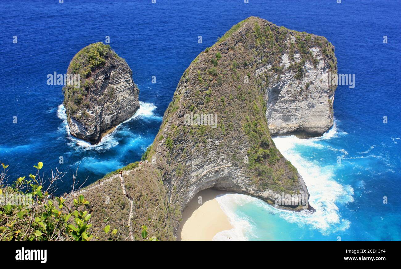 Kelingking Beach, acantilados T-Rex, rodeado de hermosas aguas azules profundas en Nusa Penida, Indonesia Foto de stock