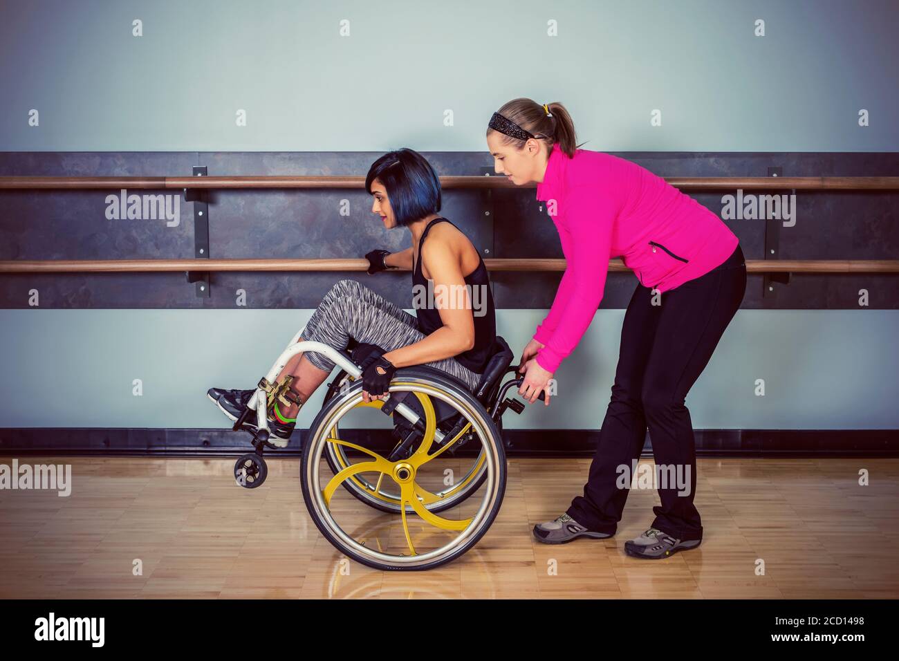 Hombre discapacitado sentado en una silla de ruedas, haciendo un ejercicio  con una pelota pilates más pequeña en el centro de rehabilitación  fisioterapéutica Fotografía de stock - Alamy