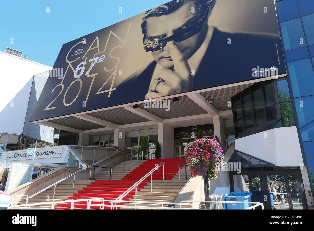Cannes, Francia - 23 de mayo de 2014 - el Palais des Festivals original fue construido en 1947 para acoger el Festival de Cine de Cannes 2014. Cartel con marcello mastro Foto de stock