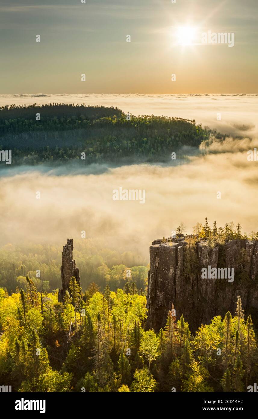 Amanecer sobre un valle brumoso y foggy en el escudo canadiense; Dorian, Ontario, Canadá Foto de stock