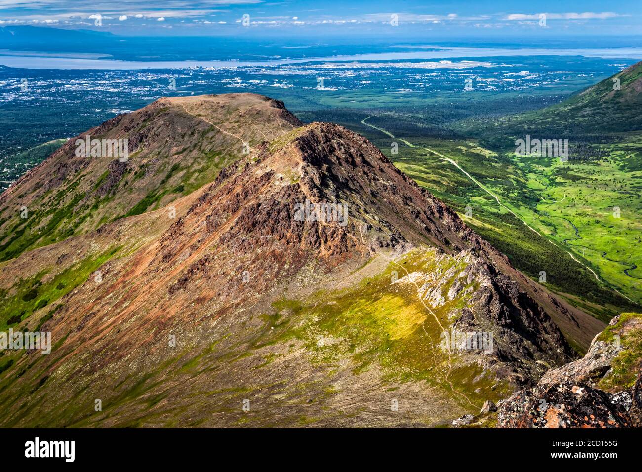 Flattop Mountains, Pico 1, 2 y 3, visto desde Flaketop Mountain. Cook Inlet y Anchorage están en el fondo. Chugach State Park, centro... Foto de stock