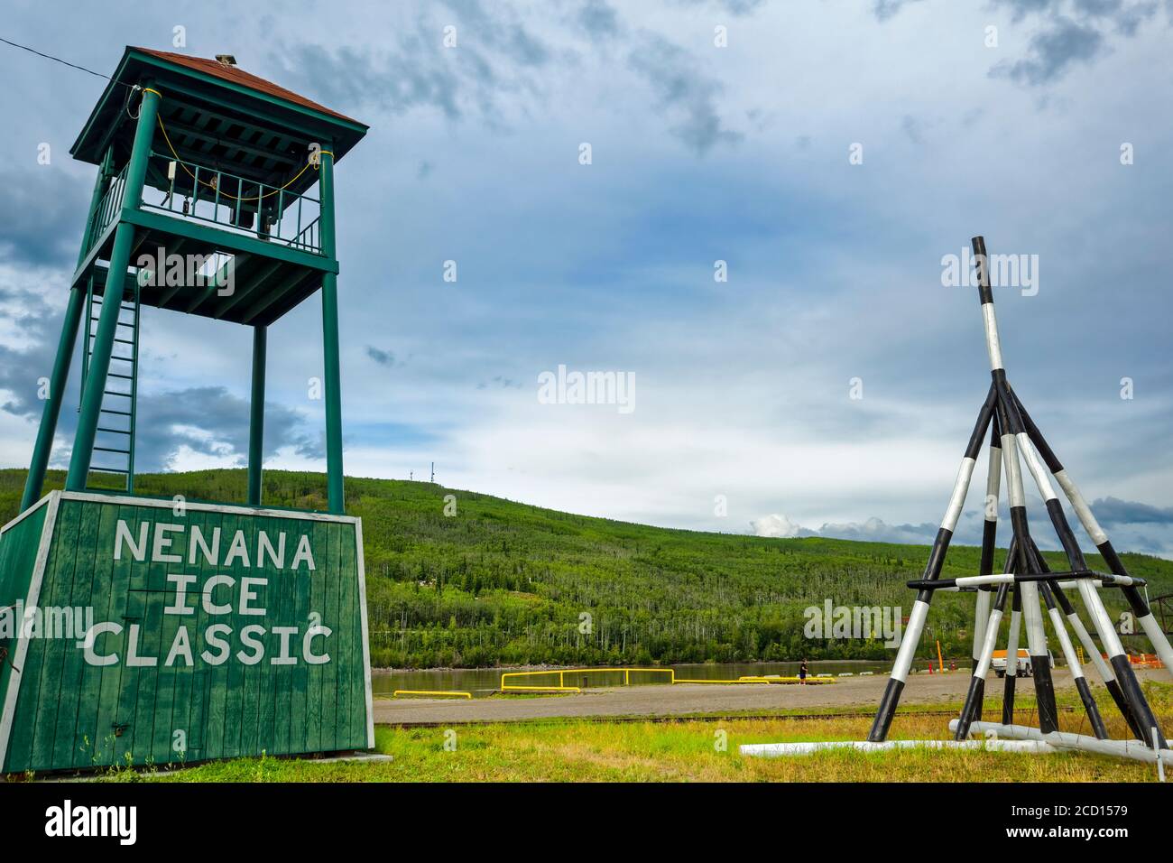 Exhibición de Nenana Ice Classic trípode para 2016 y torre por Tanana River, Alaska Interior en verano; Nenana, Alaska, Estados Unidos de América Foto de stock