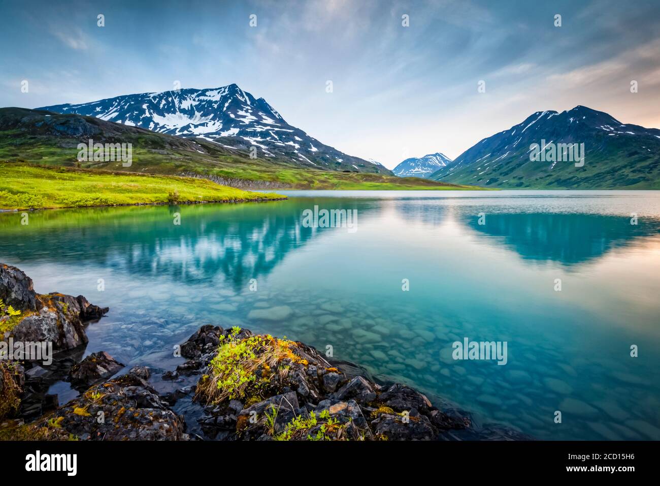 El Monte Ascensión se refleja en el Lago perdido, el Bosque Nacional Chugach, la Península Kenai, el centro sur de Alaska en verano Foto de stock