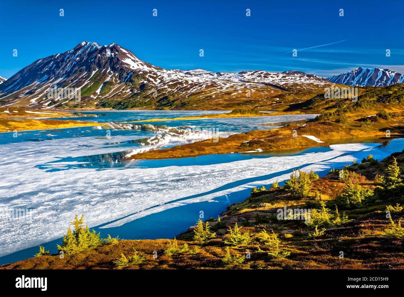 Medio congelado Lost Lake en la mañana, Chugach Montañas en el fondo. Chugach National Forest, Península de Kenai, sur-centro de Alaska en primavera... Foto de stock