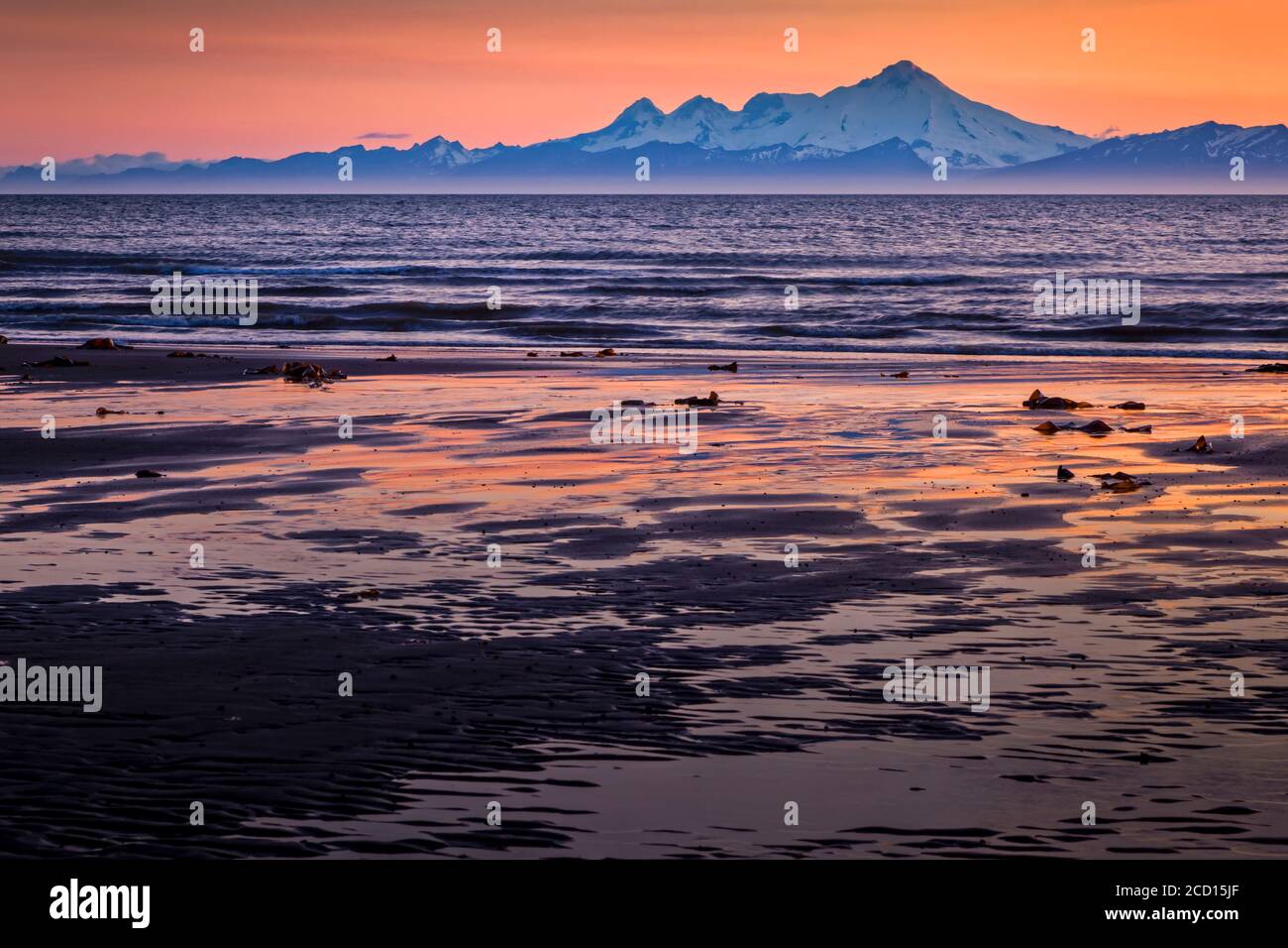 Monte Iliamna al atardecer, visto a través de Cook Inlet, Península Kenai, centro-sur de Alaska en verano; Ninilchik, Alaska, Estados Unidos de América Foto de stock