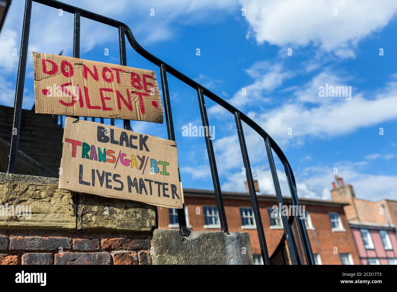 Woodbridge, Suffolk, Reino Unido Junio 19 2020: Señales de protesta caseras de BLM que han sido fijadas al ayuntamiento en el centro de Woodbridge para mostrar la ciudad an Foto de stock