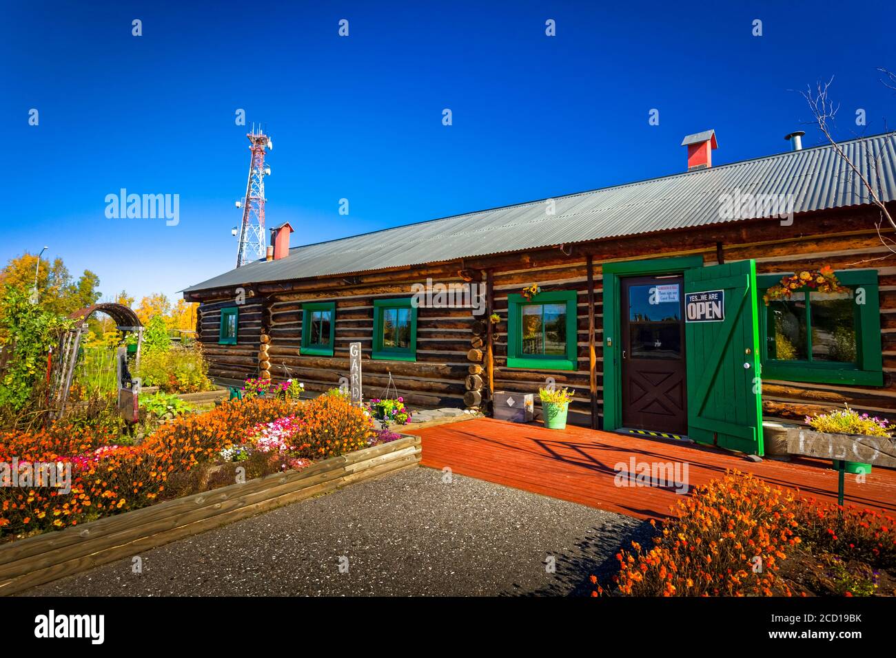 Histórico edificio de troncos del Sullivan Roadhouse Museo Histórico en el día soleado, el interior de Alaska en otoño Foto de stock