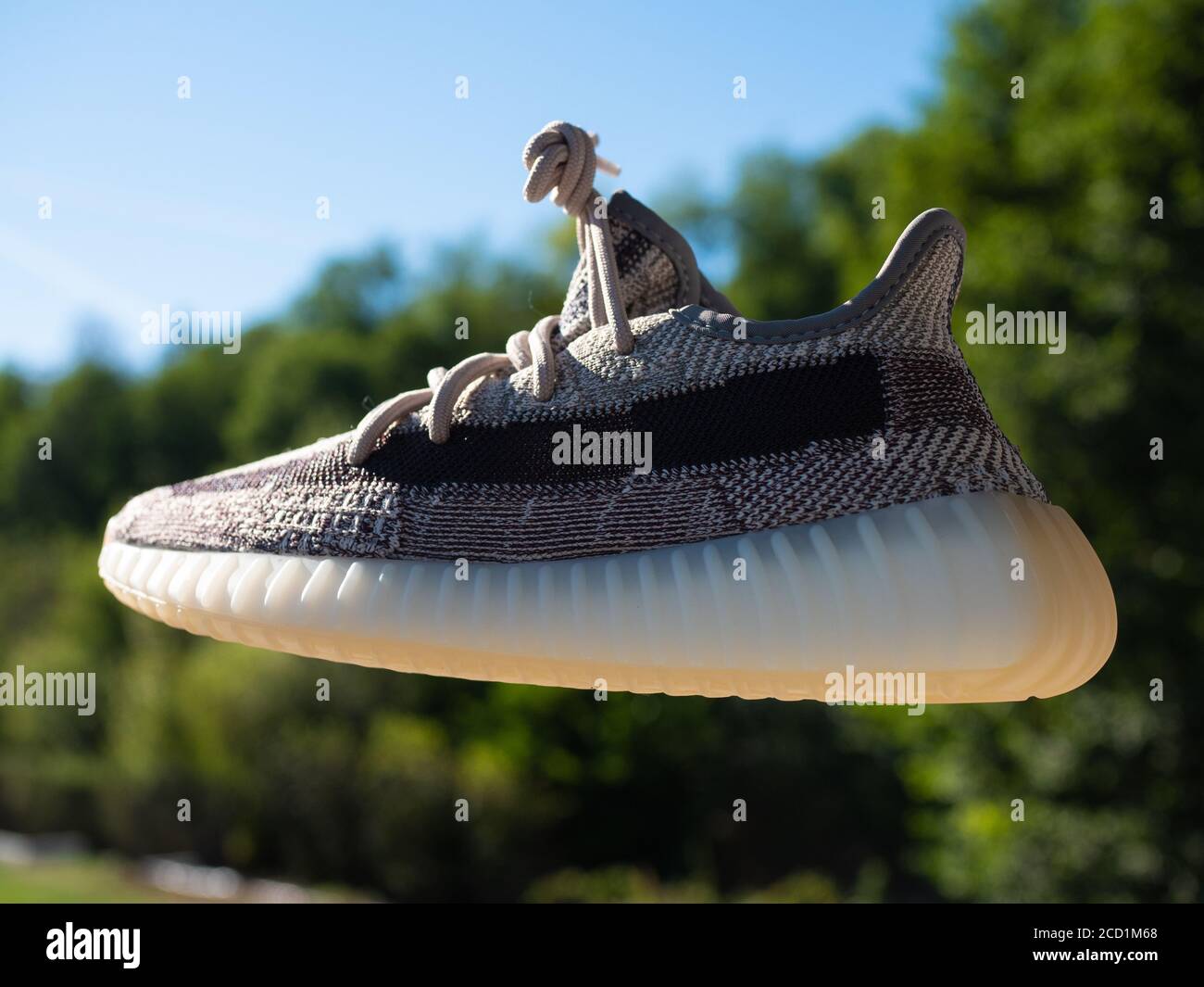 Yeezy boost 350 fotografías e imágenes de alta resolución - Alamy