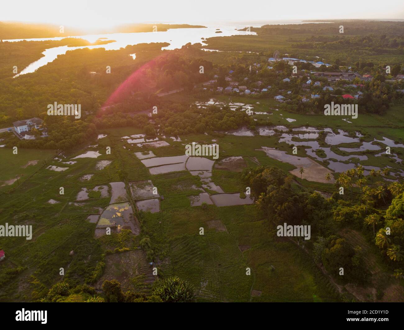 Tiro de Drone aéreo de la ciudad de Chake Chake, capital de la isla de Pemba, archipiélago de Zanzíbar. Ciudad en un delta del río a la hora de la puesta del sol Foto de stock