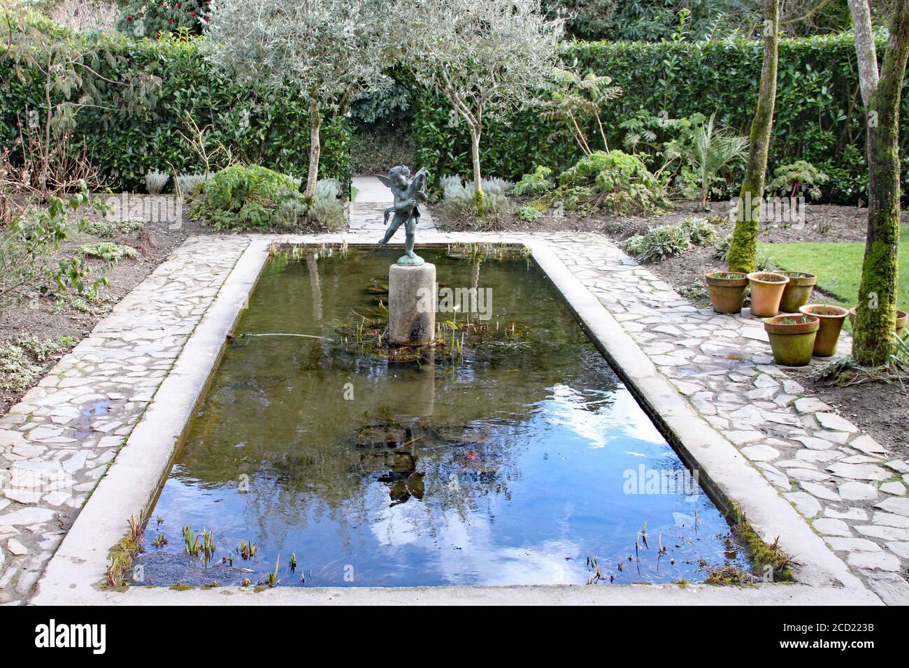 Con un estanque decorativo conseguirás movimiento y belleza en tu jardín -  Los Almendros