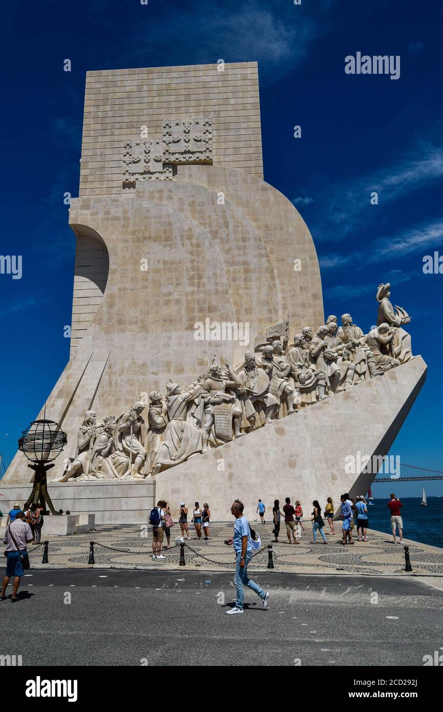 Lisboa, Portugal, Padrão dos Descobrimentos, Monumento de los descubrimientos monumento en la orilla norte del estuario del río Tajo (Río Tejo) Foto de stock
