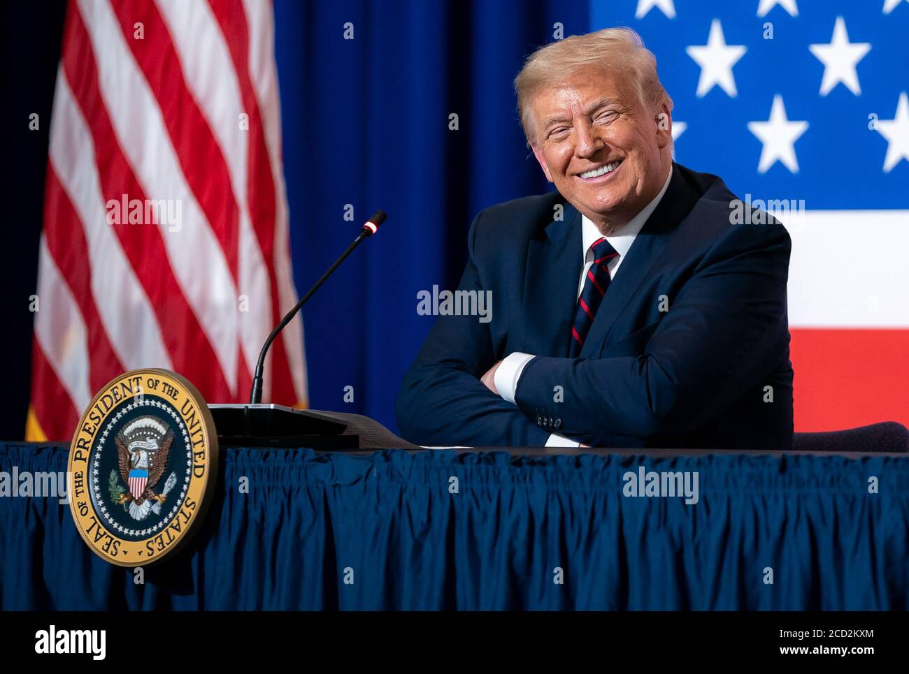 El presidente Donald J. Trump participa en una mesa redonda sobre la donación de plasma el jueves, 30 de julio de 2020, en la sede nacional de la Cruz Roja Americana en Washington, D.C. Foto de stock