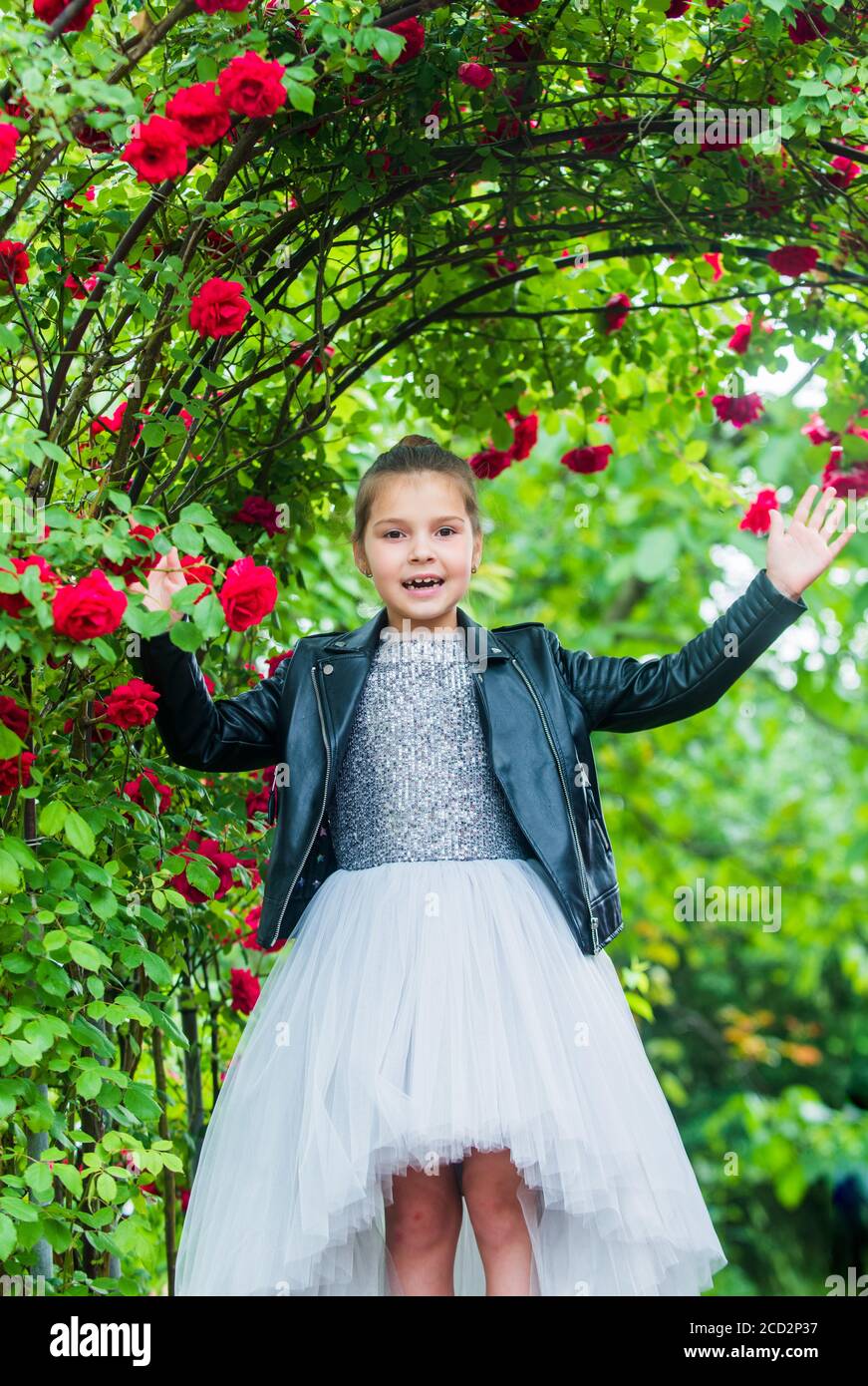 Moda niña de lujo y chaqueta de en el jardín de rosas, niñas concepto de poder Fotografía de stock - Alamy