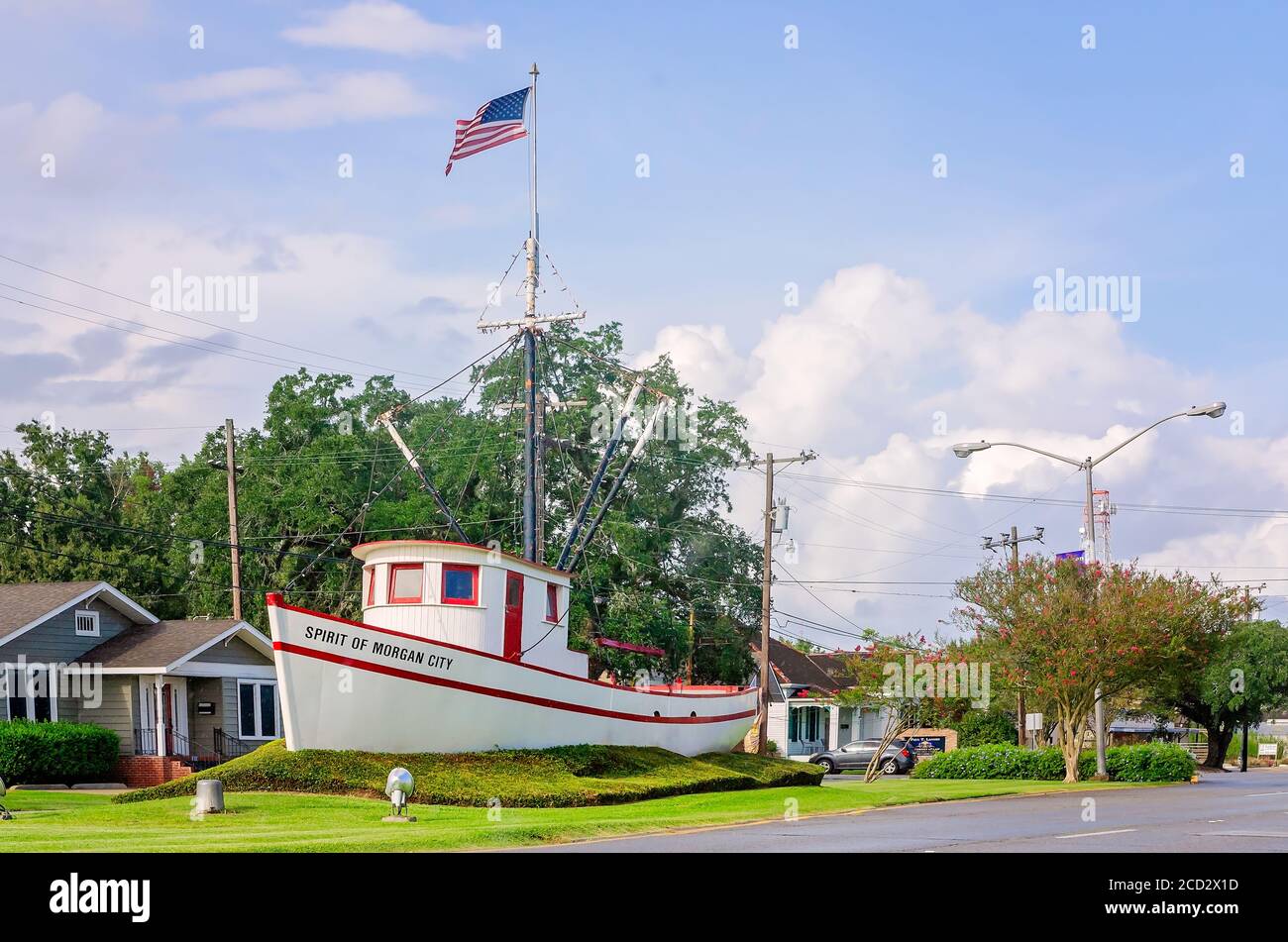 El monumento del barco de camarón Spirit of Morgan City se encuentra en la mediana en la avenida Brashear, 25 de agosto de 2020, en Morgan City, Luisiana. Foto de stock