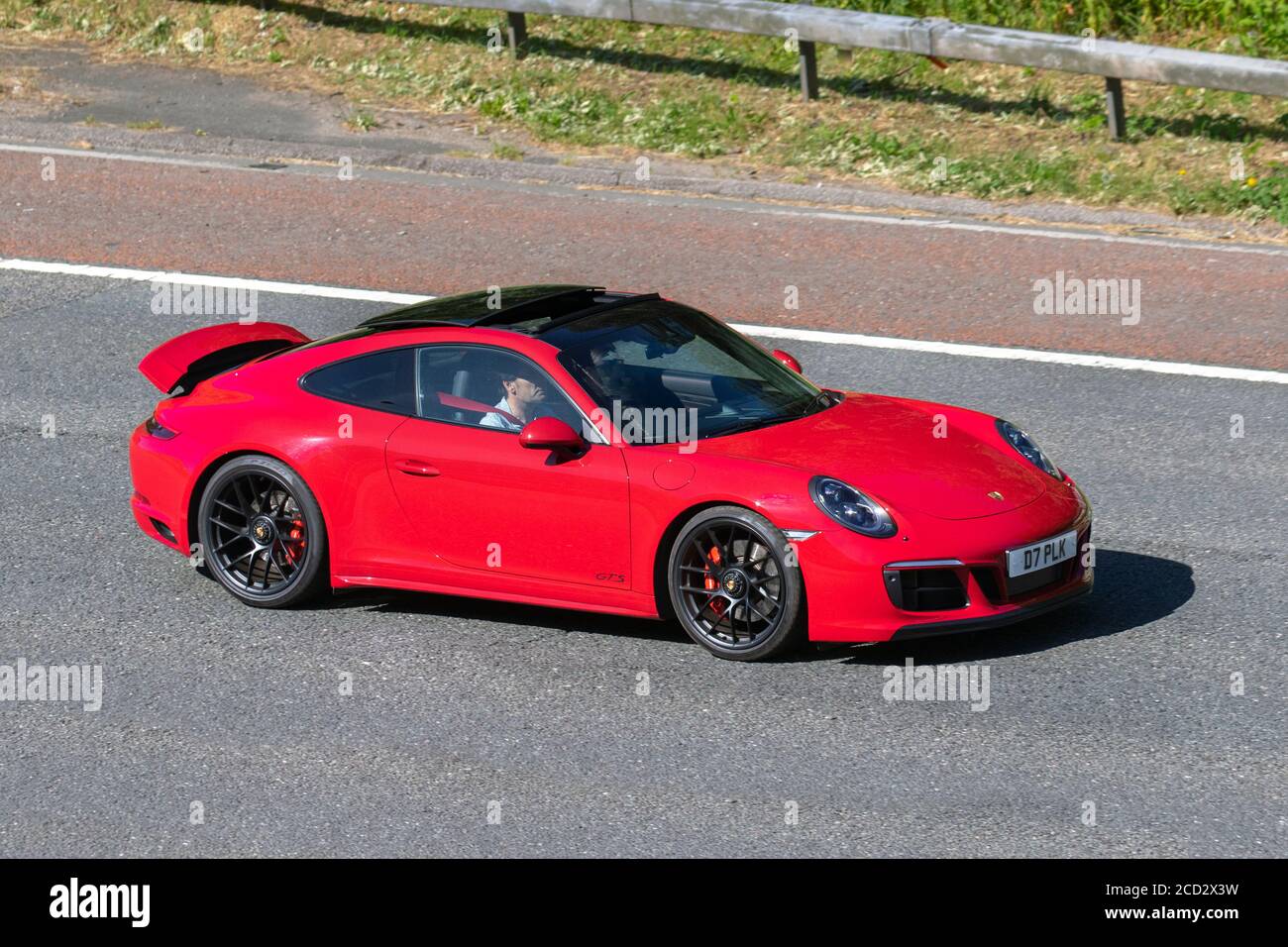 2018 rojo Porsche 911 Carrera GTS S-A; vehículos de circulación, vehículos  de conducción en carreteras del Reino Unido, motores, motorización en la  red de autopistas M6 Fotografía de stock - Alamy