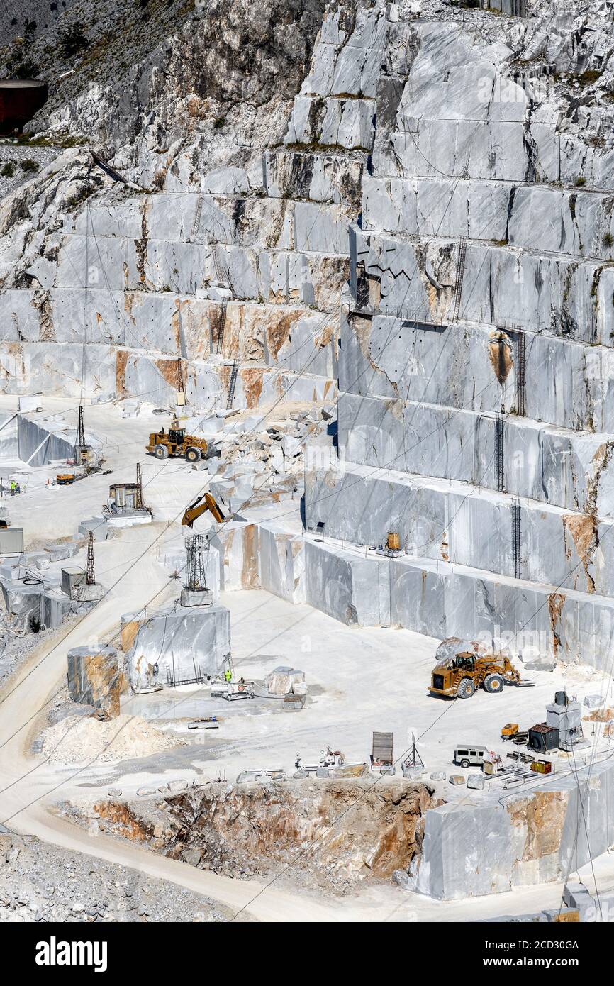 Cara de piedra en terrazas en las minas de mármol Carrara de fundición abierta o. Canteras en una vista elevada en Toscana Italia Foto de stock