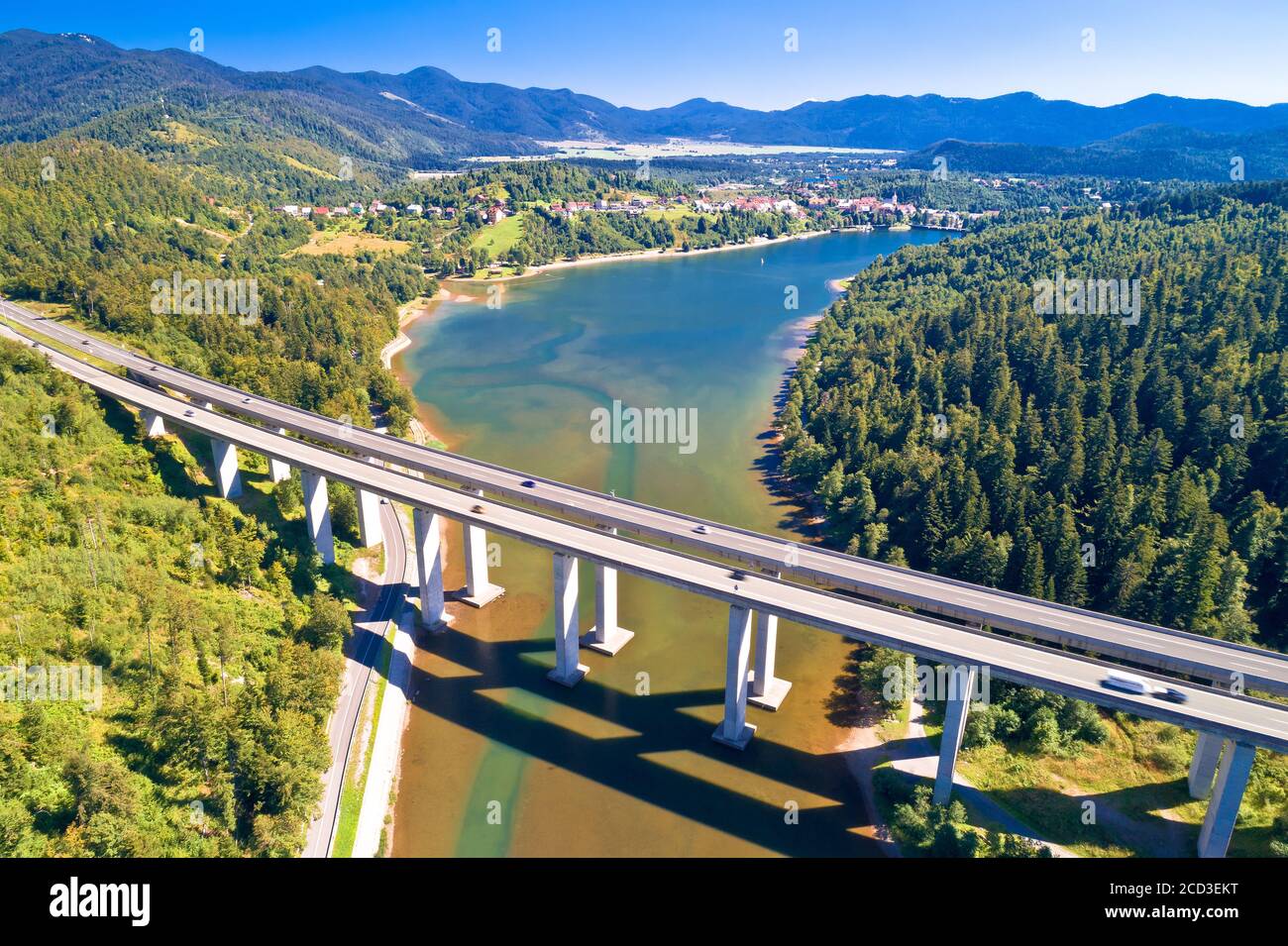 Viaducto Bajer sobre el idílico lago y la ciudad de Fuzine vista aérea, la carretera panorámica A6 en la región de Gorski Kotar de Croacia, Foto de stock