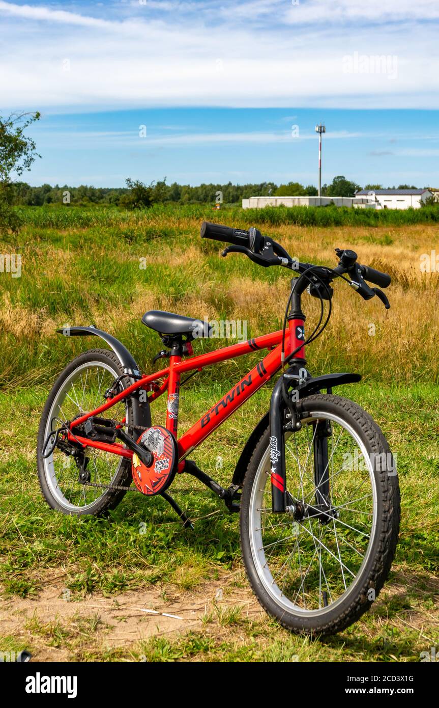 Peque a bicicleta roja para ni os en gras Fotograf a de stock Alamy