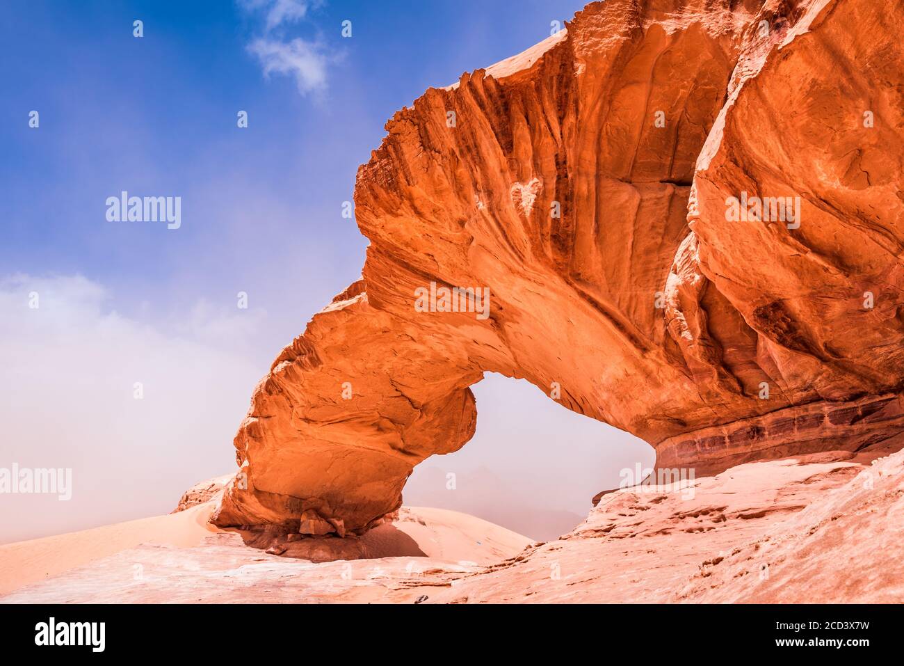 Wadi Rum, Jordania. Kharaz puente de roca maravilla mundial en el Valle de la Luna de Arabia desierto. Foto de stock