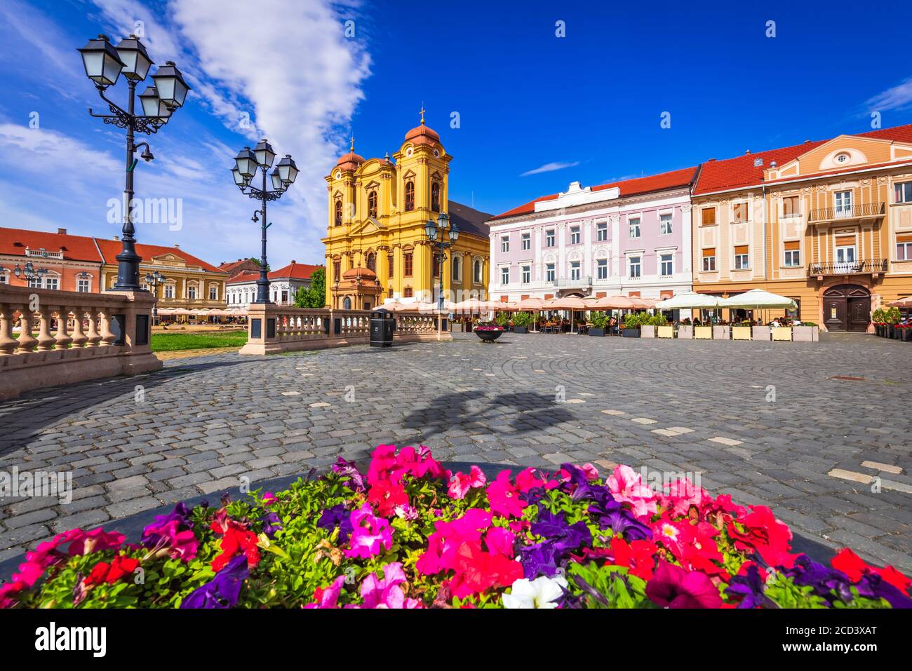Timisoara, Transilvania occidental en Rumania - tiempo de verano en Union Square con la Catedral de San Jorge Foto de stock