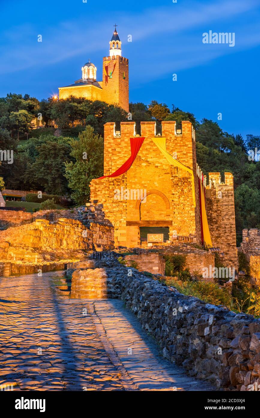 Veliko Tarnovo, Bulgaria. Impresionantes colores crepúsculo con Tsarevets Fortaleza. Foto de stock