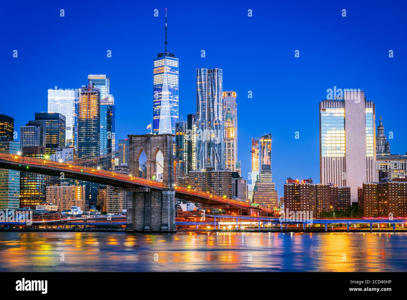 Nueva York, Estados Unidos de América. Puente de Brooklyn al atardecer visto desde el Brooklyn Bridge Park en la ciudad de Nueva York, Estados Unidos. Foto de stock