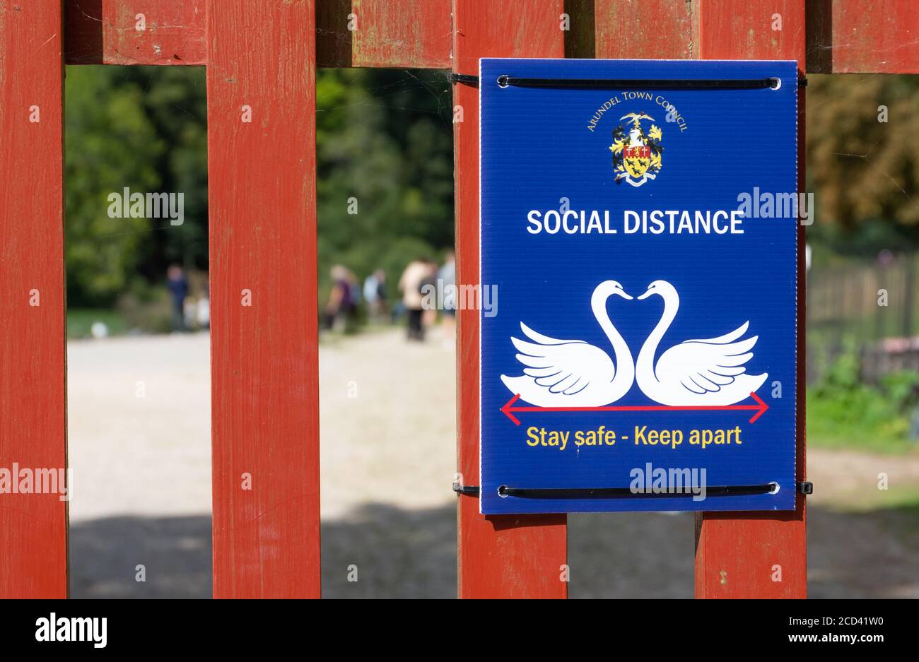 Permanezca seguro, permanezca aparte, señal de distanciamiento social para peatones durante la pandemia de Coronavirus COVID19 en Arundel, West Sussex, Reino Unido. Foto de stock