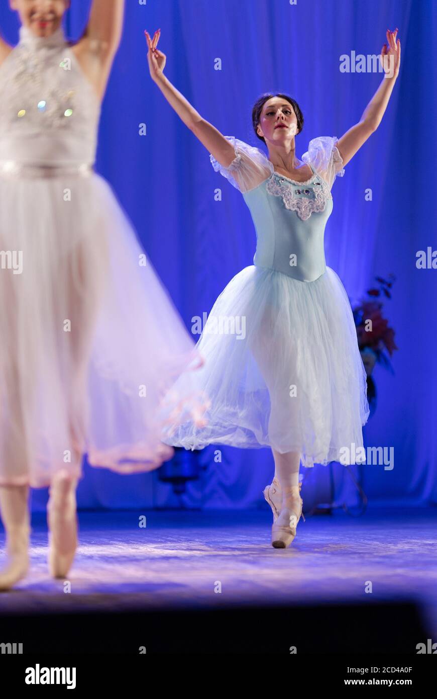 Mujer joven bailarina en un tutu blanco bailando la actuación escenario en  un teatro sobre fondo azul Fotografía de stock - Alamy