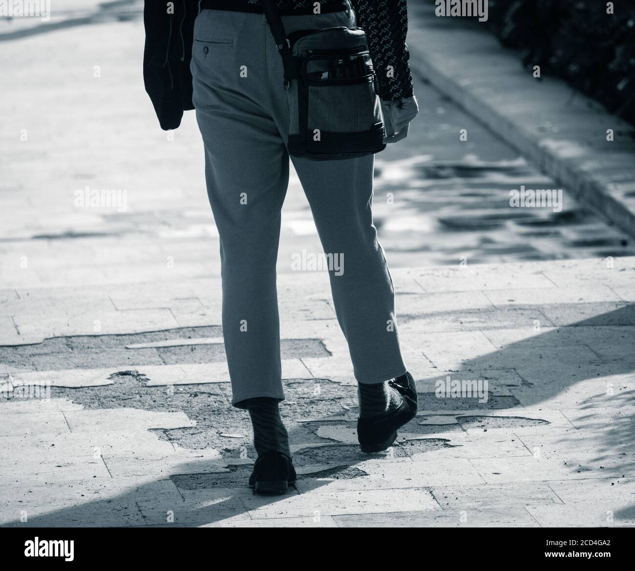 Hombre joven con mocasines y pantalones largos al tobillo Fotografía de  stock - Alamy