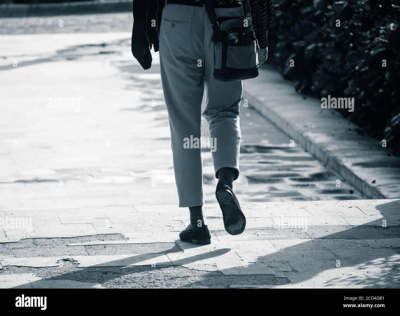 Hombre joven con mocasines y pantalones largos al tobillo Fotografía de  stock - Alamy