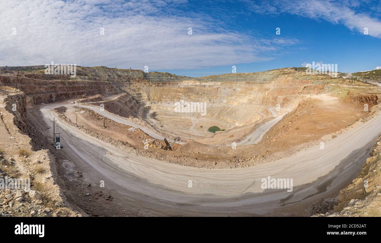 panorama sobre canteras, flujos para la industria del metal. Cráter industrial de minería oval, drenaje de mina ácida en roca. Foto de stock