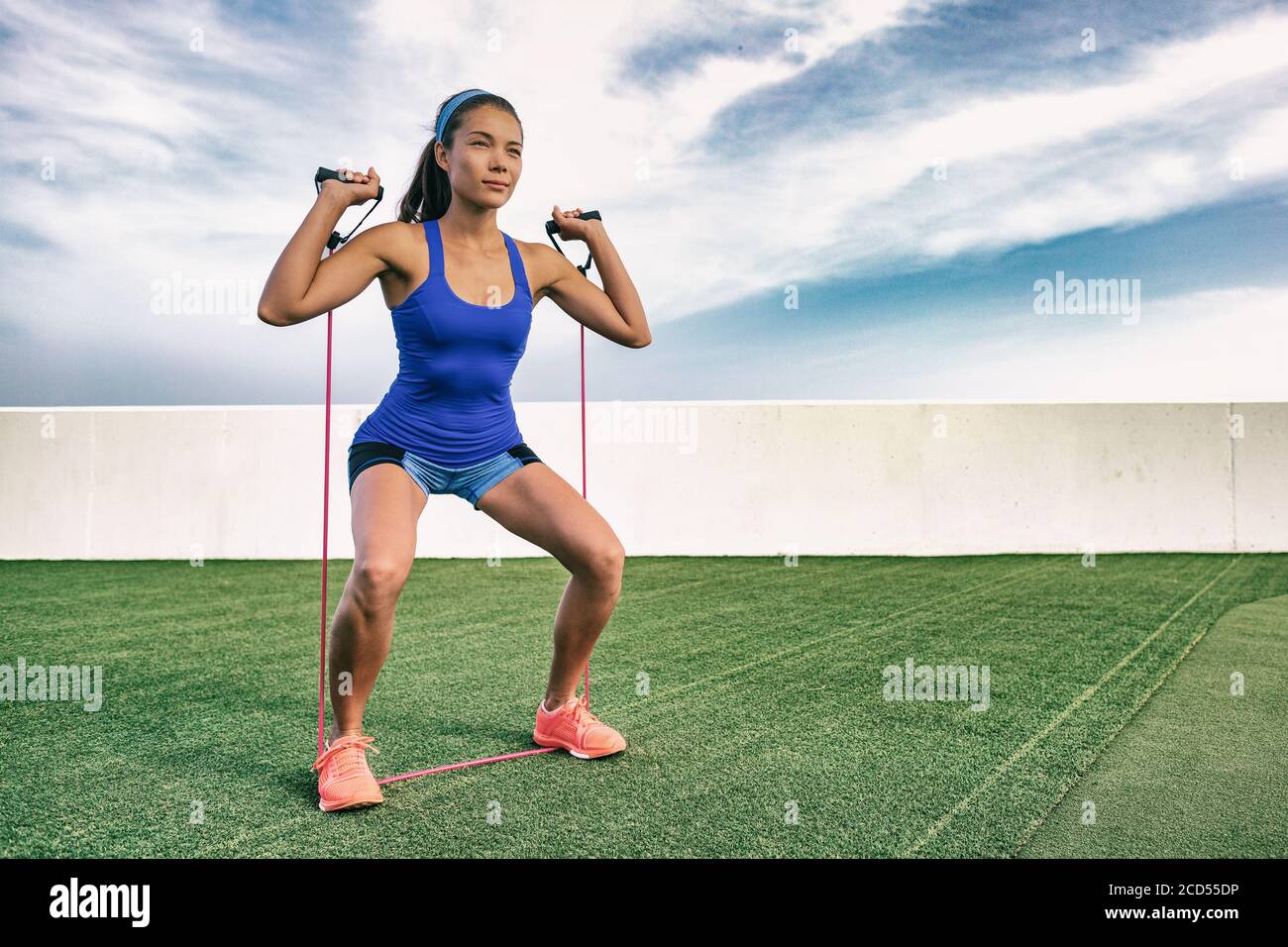 Mujer atlética entrenando con bandas de goma de fitness en el campo de  entrenamiento entrenamiento de resistencia