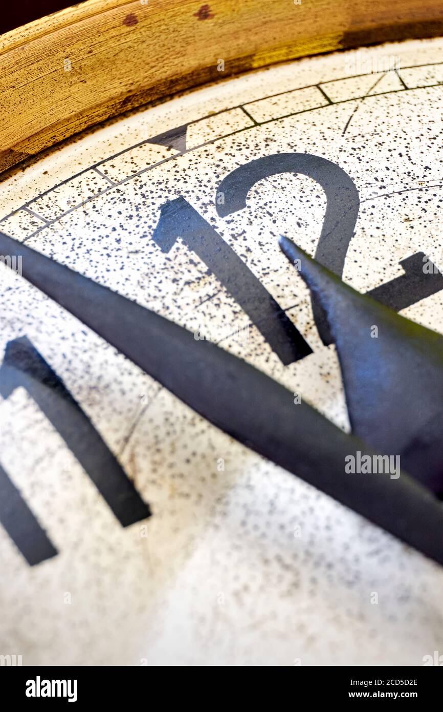 Detalle de reloj antiguo clásico muestra de 2 minutos a las 12 en punto. Concepto de fin de año o cuenta atrás. Foto de stock