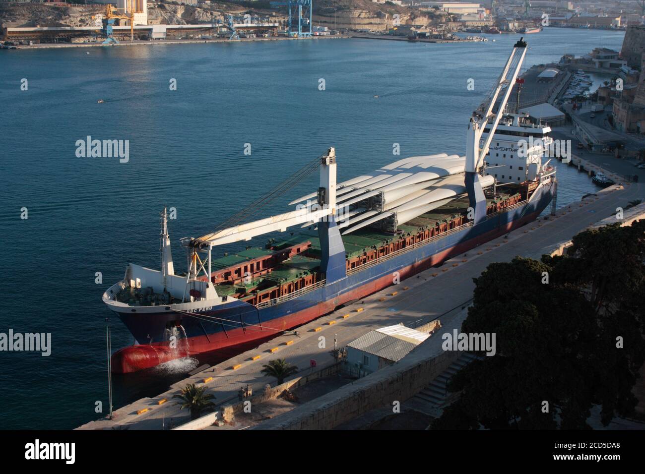 El barco de carga BBC Perú en el Gran Puerto de Malta con un cargamento de palas de turbinas eólicas en la cubierta Foto de stock