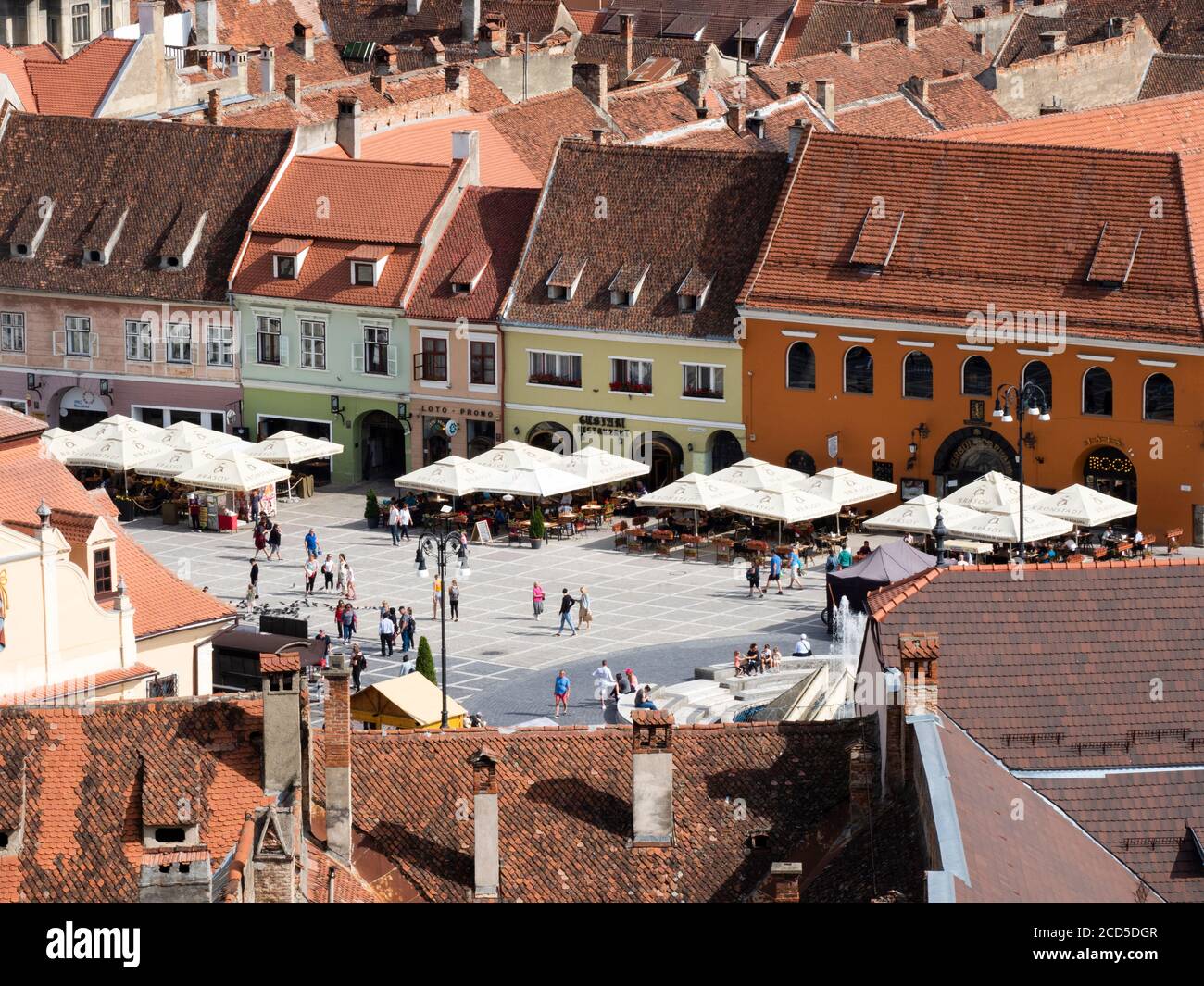 Vista de la plaza principal de Brasov, Piata Sfatului de la Torre Blanca, Brasov, Transilvania, Rumania Foto de stock