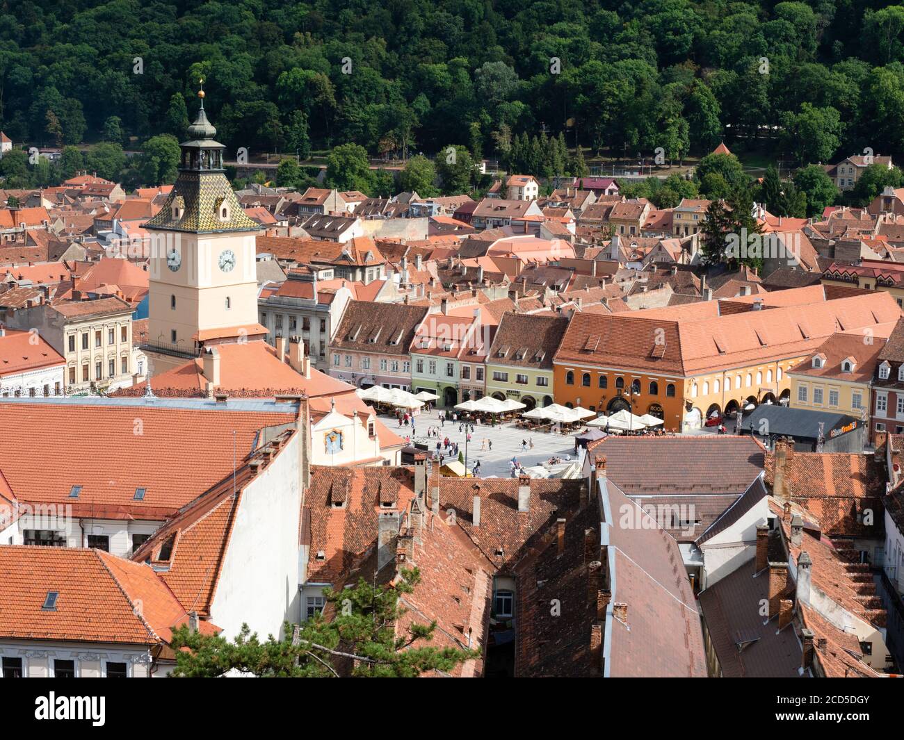 Vista de la plaza principal de Brasov, Piata Sfatului de la Torre Blanca, Brasov, Transilvania, Rumania Foto de stock