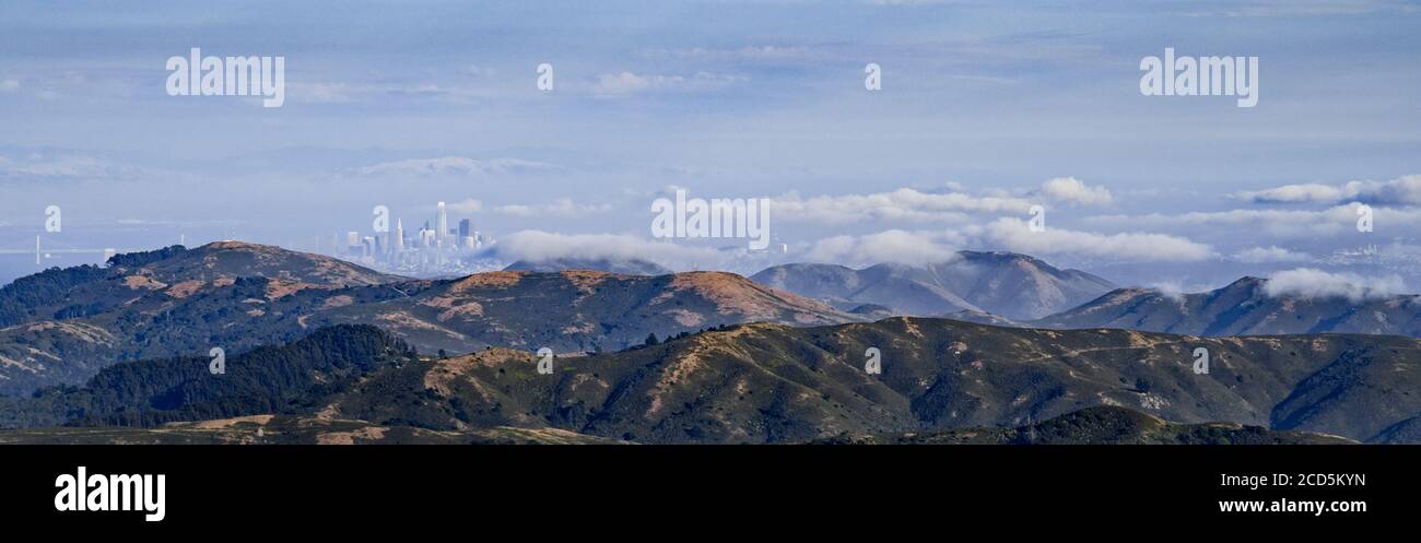 Vista de las montañas y el horizonte, Condado Marin, California, Estados Unidos Foto de stock
