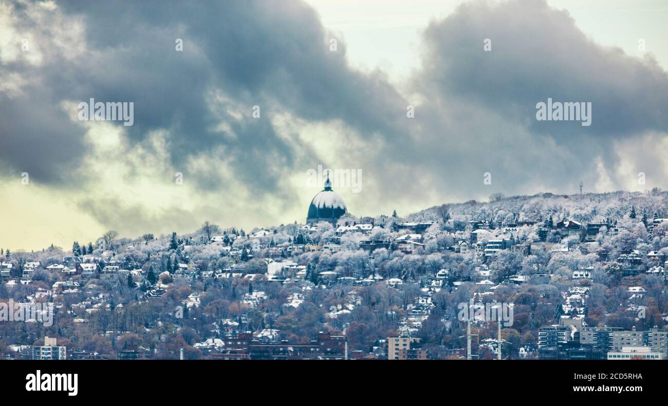 Horizonte de Montreal con la primera nieve cayendo en San José Oratorio. Vista de invierno con Monte Real. Quebec Canadá ciudad viaje América del Norte destino Foto de stock