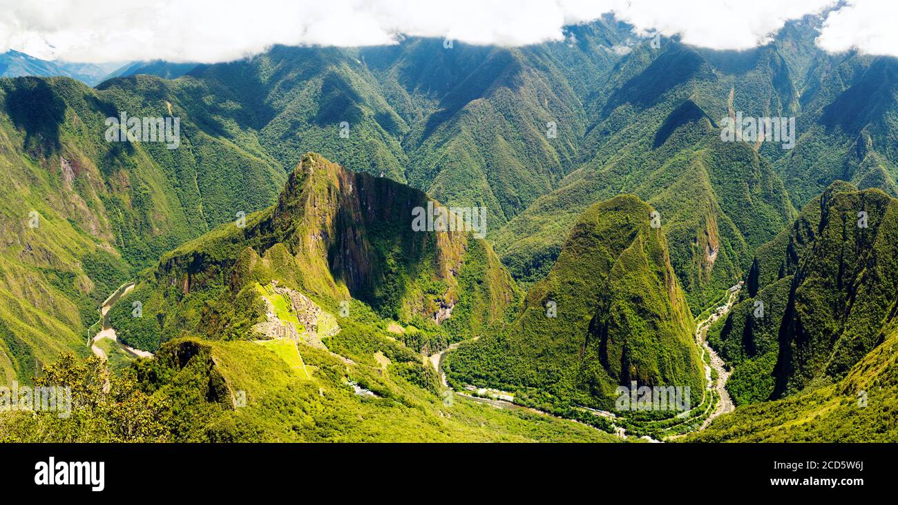 Ruinas incas de Machu Picchu y pico Huayna Picchu, Aguas calientes, Perú, Sudamérica Foto de stock