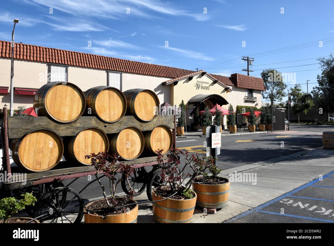 LOS ANGELES, CALIFORNIA - 12 FEB 2020: Barrica fuera de la bodega San Antonio de degustación, en el distrito de Lincoln Heights de la ciudad, en op Foto de stock