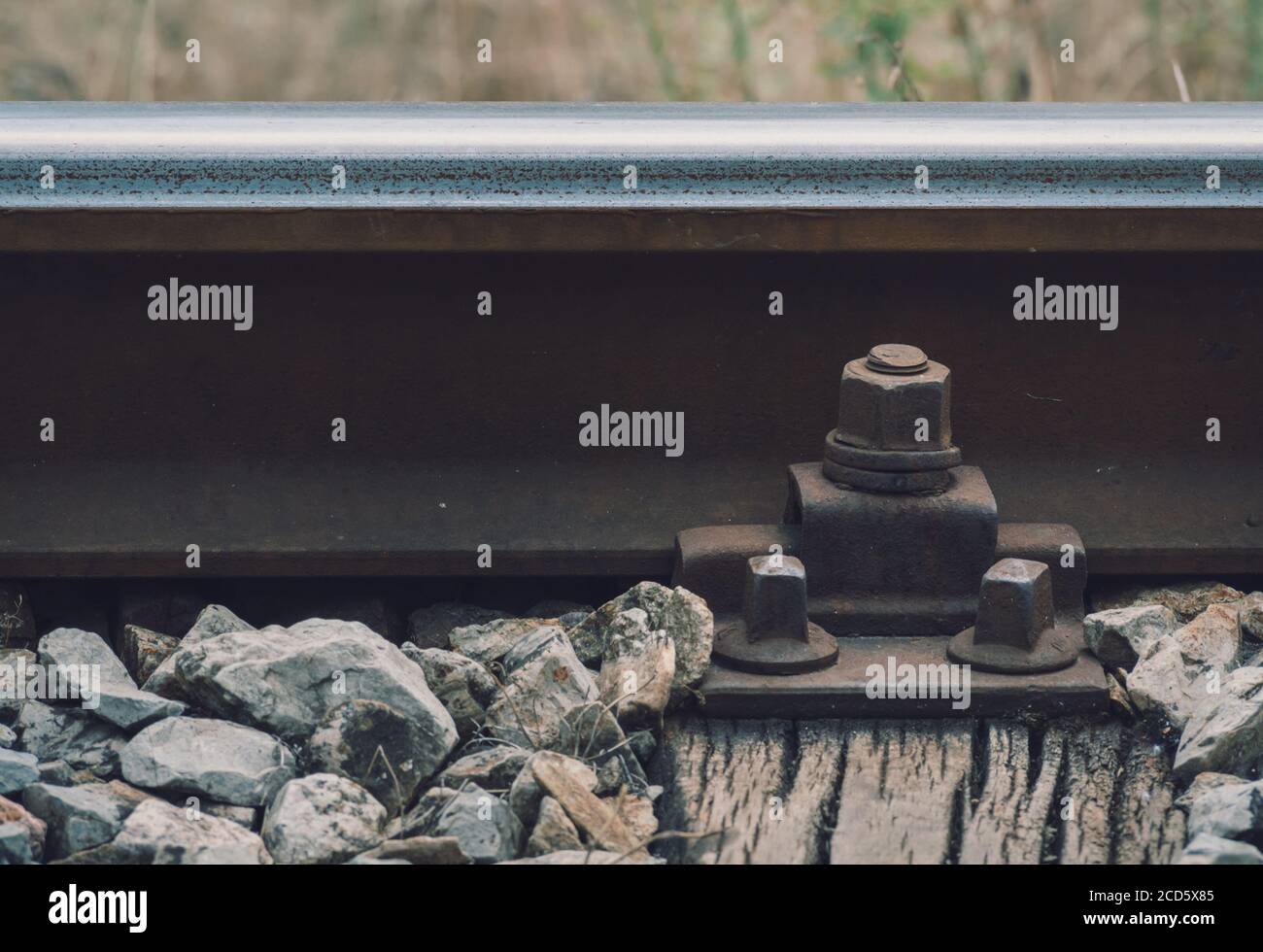 Detalle de una antigua vía de tren abandonada Foto de stock