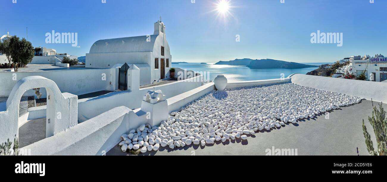 Pequeña capilla en la orilla del mar, Oia, Santorini, Grecia Foto de stock