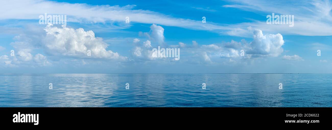 Cielo azul y nubes sobre Gasparilla Sound, Costa del Golfo, Florida, Estados Unidos Foto de stock