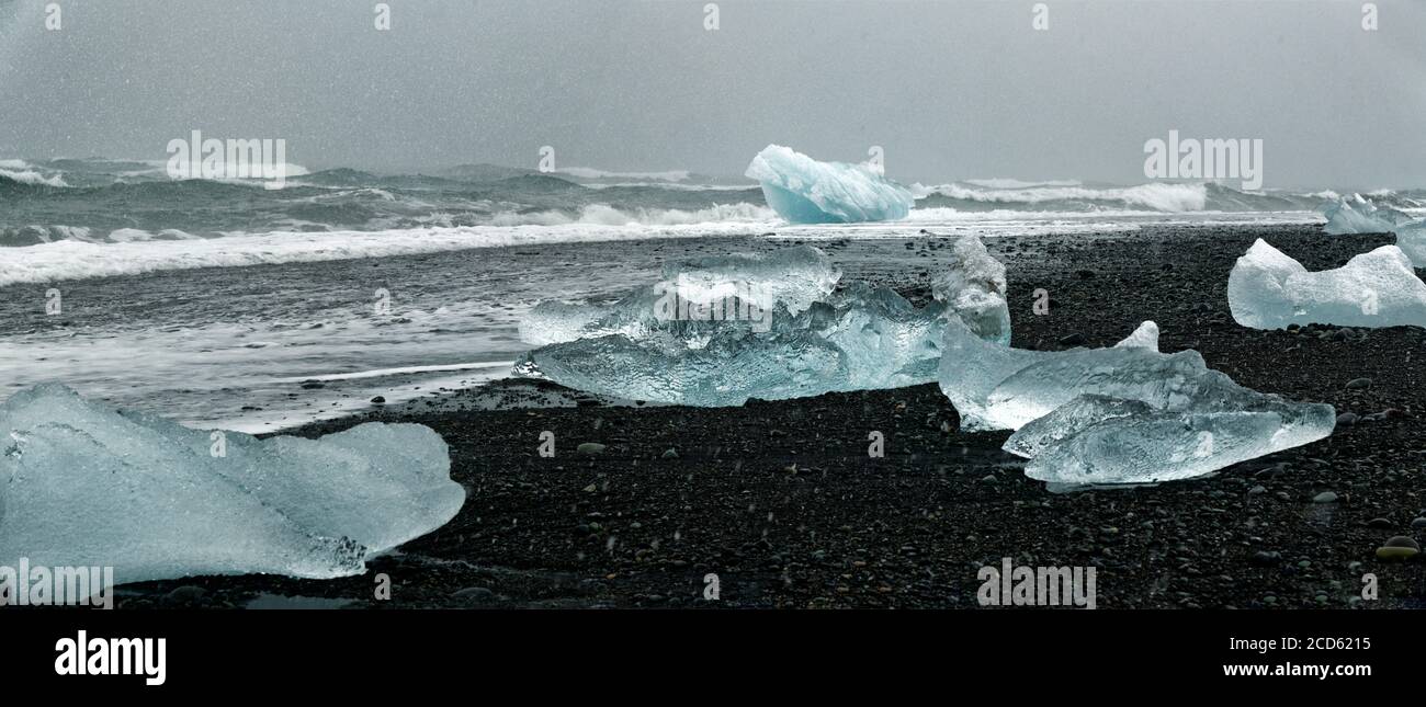 Piezas de hielo en la playa de arena negra, Islandia Foto de stock