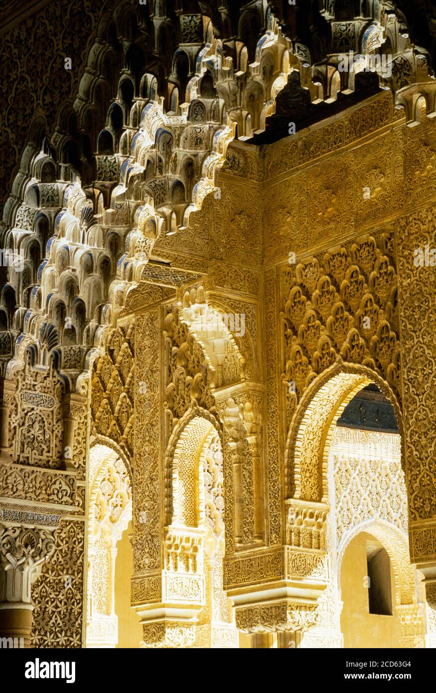 Detalles de estilo árabe de puertas y columnas arqueadas, Alhambra, Granada, Andalucía, España Foto de stock