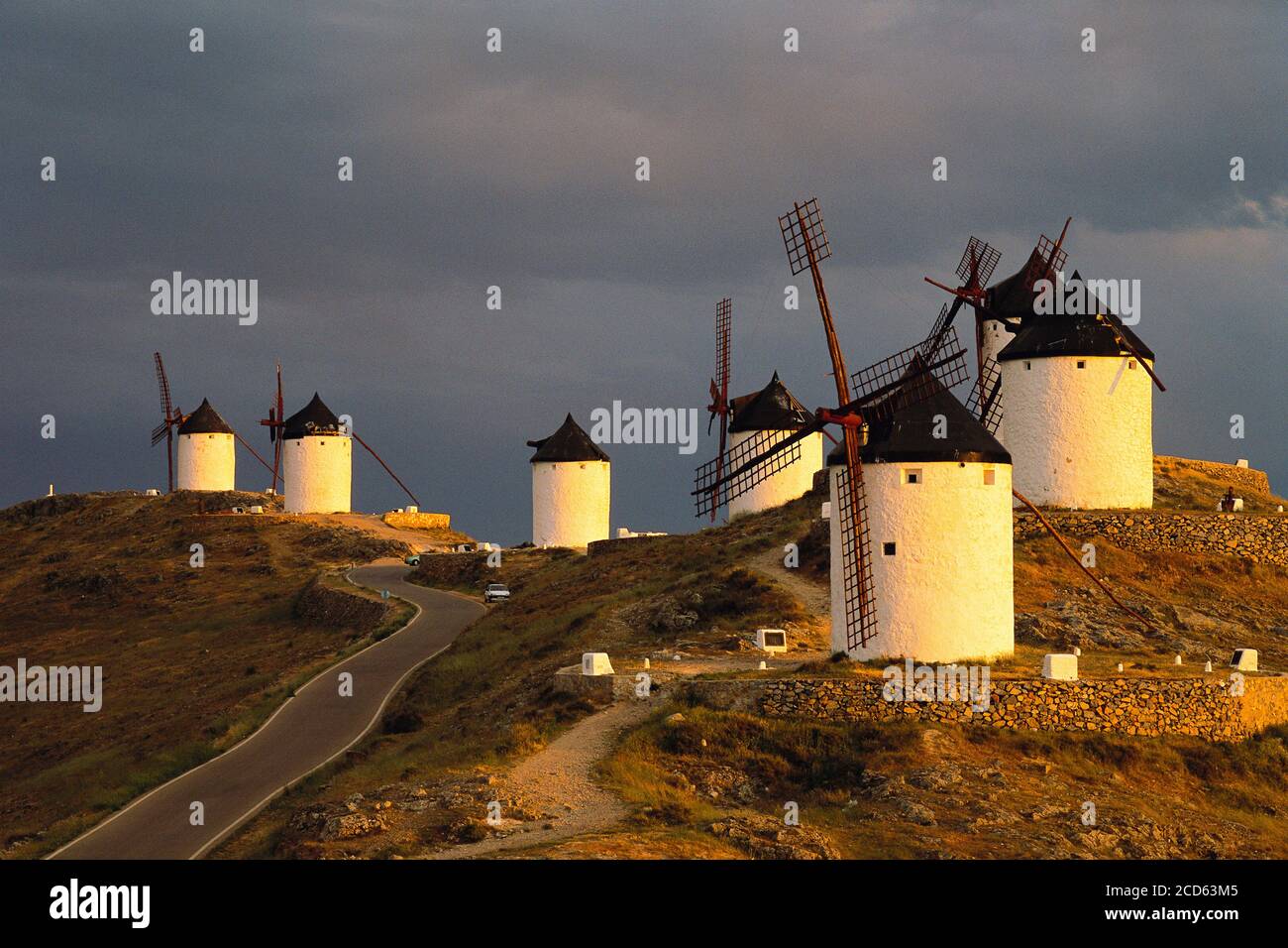 Antiguos molinos de viento tradicionales en las colinas, Consuegra, Castilla la Mancha, España Foto de stock